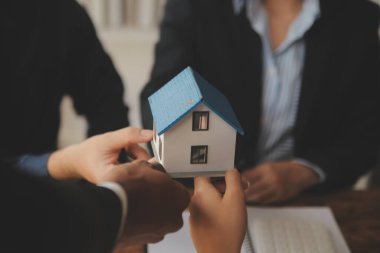 Emlakçı ve satış yöneticisi takım analiz Satılık Kiralık kira sözleşmesinin fiyatlandırma için ipotek kredi teklif ve ev sigortası ile ilgili anlaşma, Satın almak.