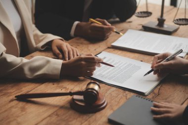 İyi hizmet işbirliği, İş kadını ve erkek avukatın danışmanlığı veya danışmanın müvekkil, hukuk ve hukuk hizmetleri konseptiyle takım toplantısı yapması.