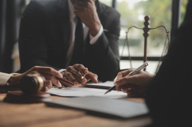 İyi hizmet işbirliği, İş kadını ve erkek avukatın danışmanlığı veya danışmanın müvekkil, hukuk ve hukuk hizmetleri konseptiyle takım toplantısı yapması.