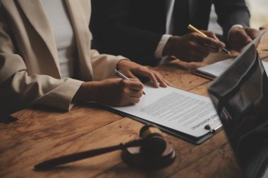 İyi hizmet işbirliği, İş kadını ve erkek avukatın danışmanlığı veya danışmanın müvekkil, hukuk ve hukuk hizmetleri konseptiyle takım toplantısı yapması.
