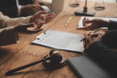 İyi hizmet işbirliği, İş kadını ve erkek avukatın danışmanlığı veya danışmanın müvekkil, hukuk ve hukuk hizmetleri konseptiyle takım toplantısı yapması.