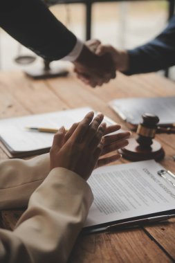 İyi hizmet işbirliği, İş kadını ve erkek avukatın danışmanlığı veya danışmanın müvekkil, hukuk ve hukuk hizmetleri konseptiyle takım toplantısı yapması.