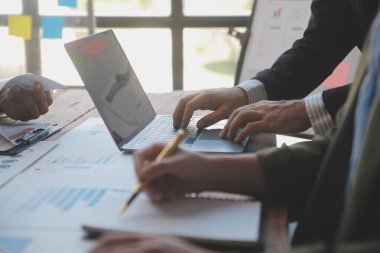 Co çalışma konferans, dizüstü bilgisayar ve dijital tablet, Ofis Masaları üzerinde yeni planı mali grafik verilerini tartışırken yatırımcı meslektaşları mevcut, Toplantı iş takım finans, muhasebe, yatırım.
