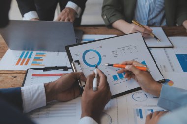 Co çalışma konferans, dizüstü bilgisayar ve dijital tablet, Ofis Masaları üzerinde yeni planı mali grafik verilerini tartışırken yatırımcı meslektaşları mevcut, Toplantı iş takım finans, muhasebe, yatırım.