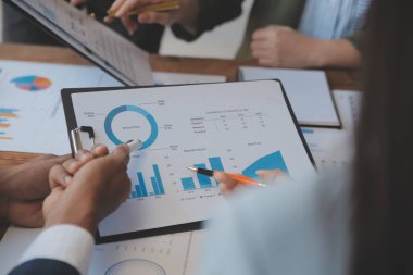 Co çalışma konferans, dizüstü bilgisayar ve dijital tablet, Ofis Masaları üzerinde yeni planı mali grafik verilerini tartışırken yatırımcı meslektaşları mevcut, Toplantı iş takım finans, muhasebe, yatırım.
