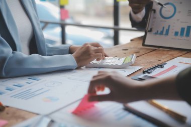 Co çalışma konferans, dizüstü bilgisayar ve dijital tablet, Ofis Masaları üzerinde yeni planı mali grafik verilerini tartışırken yatırımcı meslektaşları mevcut, Toplantı iş takım finans, muhasebe, yatırım.