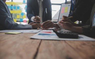 Co çalışma konferans, dizüstü bilgisayar ve dijital tablet, Ofis Masaları üzerinde yeni planı mali grafik verilerini tartışırken yatırımcı meslektaşları mevcut, Toplantı iş takım finans, muhasebe, yatırım.