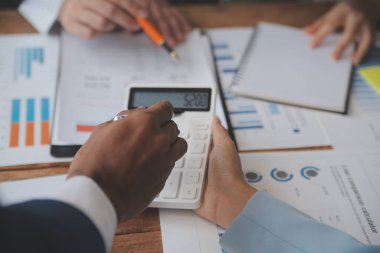 Co çalışma konferans, dizüstü bilgisayar ve dijital tablet, Ofis Masaları üzerinde yeni planı mali grafik verilerini tartışırken yatırımcı meslektaşları mevcut, Toplantı iş takım finans, muhasebe, yatırım.