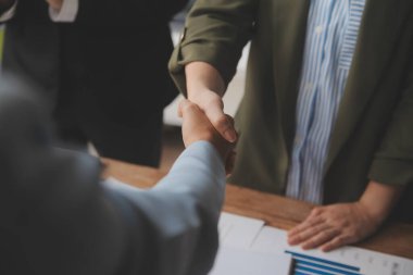 Toplantı ve tebrik kavramı, iki emin iş anlaşması ve iyi tartışırken sonra iş adamları ticaret sözleşme ve yeni projelerin anlaşma hem şirketler, başarı, ortaklık, ortak çalışan için.