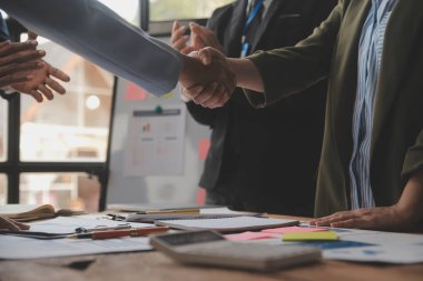 Toplantı ve tebrik kavramı, iki emin iş anlaşması ve iyi tartışırken sonra iş adamları ticaret sözleşme ve yeni projelerin anlaşma hem şirketler, başarı, ortaklık, ortak çalışan için.