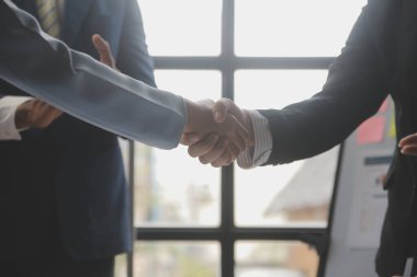 Toplantı ve tebrik kavramı, iki emin iş anlaşması ve iyi tartışırken sonra iş adamları ticaret sözleşme ve yeni projelerin anlaşma hem şirketler, başarı, ortaklık, ortak çalışan için.