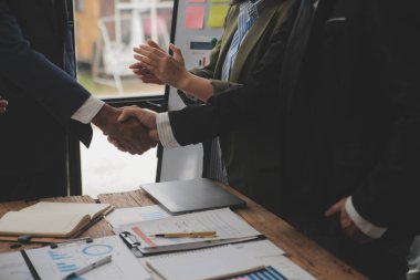 Toplantı ve tebrik kavramı, iki emin iş anlaşması ve iyi tartışırken sonra iş adamları ticaret sözleşme ve yeni projelerin anlaşma hem şirketler, başarı, ortaklık, ortak çalışan için.