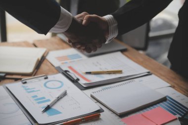 Toplantı ve tebrik kavramı, iki emin iş anlaşması ve iyi tartışırken sonra iş adamları ticaret sözleşme ve yeni projelerin anlaşma hem şirketler, başarı, ortaklık, ortak çalışan için.