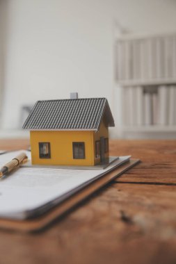Emlakçı ve satış yöneticisi takım analiz Satılık Kiralık kira sözleşmesinin fiyatlandırma için ipotek kredi teklif ve ev sigortası ile ilgili anlaşma, Satın almak.