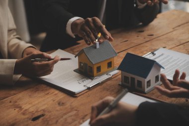 Emlakçı ve satış yöneticisi takım analiz Satılık Kiralık kira sözleşmesinin fiyatlandırma için ipotek kredi teklif ve ev sigortası ile ilgili anlaşma, Satın almak.