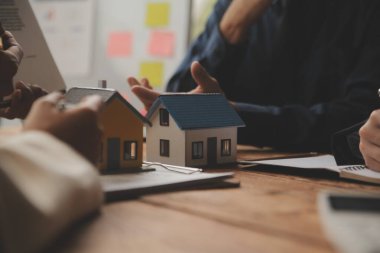 Emlakçı ve satış yöneticisi takım analiz Satılık Kiralık kira sözleşmesinin fiyatlandırma için ipotek kredi teklif ve ev sigortası ile ilgili anlaşma, Satın almak.