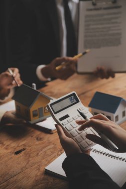 Emlakçı ve satış yöneticisi takım analiz Satılık Kiralık kira sözleşmesinin fiyatlandırma için ipotek kredi teklif ve ev sigortası ile ilgili anlaşma, Satın almak.