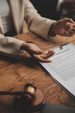 İyi hizmet işbirliği, İş kadını ve erkek avukatın danışmanlığı veya danışmanın müvekkil, hukuk ve hukuk hizmetleri konseptiyle takım toplantısı yapması.