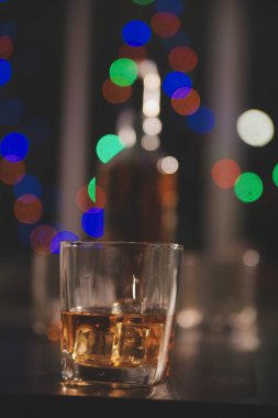 Kutlama gecesi, bardağa viski dök. Kutlamaya gelen arkadaşlarına ver.