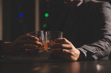 Kutlama gecesi, bardağa viski dök. Kutlamaya gelen arkadaşlarına ver.