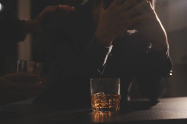 Kutlama gecesi, bardağa viski dök. Kutlamaya gelen arkadaşlarına ver.