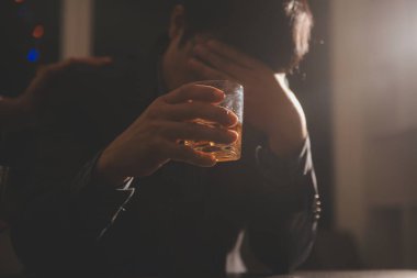 Kutlama gecesi, bardağa viski dök. Kutlamaya gelen arkadaşlarına ver.