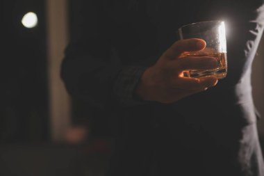 Kutlama gecesi, bardağa viski dök. Kutlamaya gelen arkadaşlarına ver.