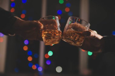 Kutlama gecesi, bardağa viski dök. Kutlamaya gelen arkadaşlarına ver.