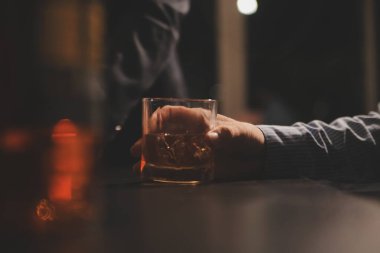 Kutlama gecesi, bardağa viski dök. Kutlamaya gelen arkadaşlarına ver.