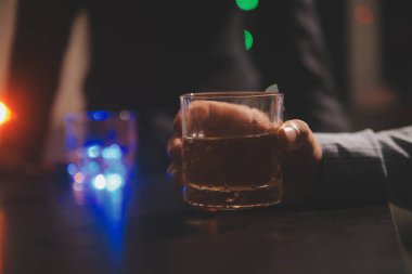 Kutlama gecesi, bardağa viski dök. Kutlamaya gelen arkadaşlarına ver.