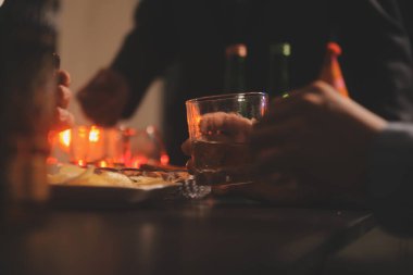 Kutlama gecesi, bardağa viski dök. Kutlamaya gelen arkadaşlarına ver.