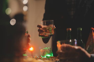 Kutlama gecesi, bardağa viski dök. Kutlamaya gelen arkadaşlarına ver.