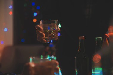 Kutlama gecesi, bardağa viski dök. Kutlamaya gelen arkadaşlarına ver.