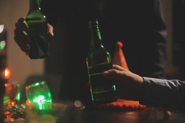 Kutlama gecesi, bardağa viski dök. Kutlamaya gelen arkadaşlarına ver.