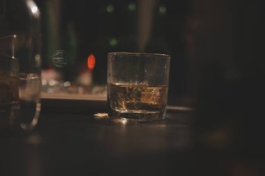 Kutlama gecesi, bardağa viski dök. Kutlamaya gelen arkadaşlarına ver.