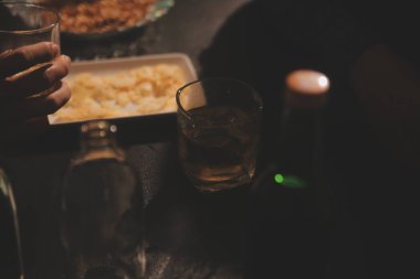 Kutlama gecesi, bardağa viski dök. Kutlamaya gelen arkadaşlarına ver.