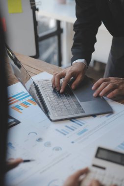 Co çalışma konferans, dizüstü bilgisayar ve dijital tablet, Ofis Masaları üzerinde yeni planı mali grafik verilerini tartışırken yatırımcı meslektaşları mevcut, Toplantı iş takım finans, muhasebe, yatırım.