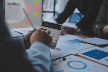 Co çalışma konferans, dizüstü bilgisayar ve dijital tablet, Ofis Masaları üzerinde yeni planı mali grafik verilerini tartışırken yatırımcı meslektaşları mevcut, Toplantı iş takım finans, muhasebe, yatırım.