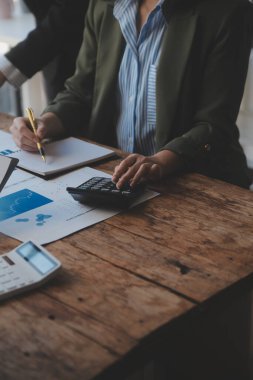 Co çalışma konferans, dizüstü bilgisayar ve dijital tablet, Ofis Masaları üzerinde yeni planı mali grafik verilerini tartışırken yatırımcı meslektaşları mevcut, Toplantı iş takım finans, muhasebe, yatırım.