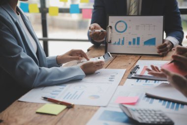 Co çalışma konferans, dizüstü bilgisayar ve dijital tablet, Ofis Masaları üzerinde yeni planı mali grafik verilerini tartışırken yatırımcı meslektaşları mevcut, Toplantı iş takım finans, muhasebe, yatırım.