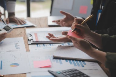 Co çalışma konferans, dizüstü bilgisayar ve dijital tablet, Ofis Masaları üzerinde yeni planı mali grafik verilerini tartışırken yatırımcı meslektaşları mevcut, Toplantı iş takım finans, muhasebe, yatırım.