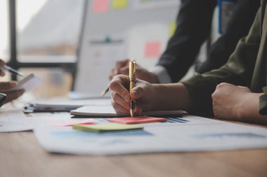 Co çalışma konferans, dizüstü bilgisayar ve dijital tablet, Ofis Masaları üzerinde yeni planı mali grafik verilerini tartışırken yatırımcı meslektaşları mevcut, Toplantı iş takım finans, muhasebe, yatırım.