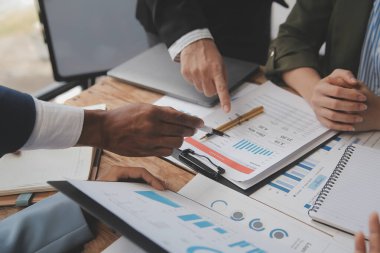 Co çalışma konferans, dizüstü bilgisayar ve dijital tablet, Ofis Masaları üzerinde yeni planı mali grafik verilerini tartışırken yatırımcı meslektaşları mevcut, Toplantı iş takım finans, muhasebe, yatırım.