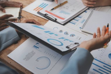 Co çalışma konferans, dizüstü bilgisayar ve dijital tablet, Ofis Masaları üzerinde yeni planı mali grafik verilerini tartışırken yatırımcı meslektaşları mevcut, Toplantı iş takım finans, muhasebe, yatırım.