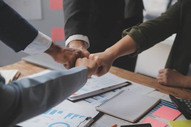 Toplantı ve tebrik kavramı, iki emin iş anlaşması ve iyi tartışırken sonra iş adamları ticaret sözleşme ve yeni projelerin anlaşma hem şirketler, başarı, ortaklık, ortak çalışan için.