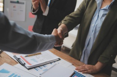 Toplantı ve tebrik kavramı, iki emin iş anlaşması ve iyi tartışırken sonra iş adamları ticaret sözleşme ve yeni projelerin anlaşma hem şirketler, başarı, ortaklık, ortak çalışan için.