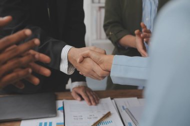 Toplantı ve tebrik kavramı, iki emin iş anlaşması ve iyi tartışırken sonra iş adamları ticaret sözleşme ve yeni projelerin anlaşma hem şirketler, başarı, ortaklık, ortak çalışan için.