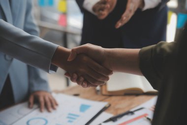 Toplantı ve tebrik kavramı, iki emin iş anlaşması ve iyi tartışırken sonra iş adamları ticaret sözleşme ve yeni projelerin anlaşma hem şirketler, başarı, ortaklık, ortak çalışan için.