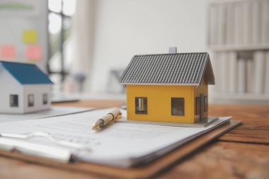 Emlakçı ve satış yöneticisi takım analiz Satılık Kiralık kira sözleşmesinin fiyatlandırma için ipotek kredi teklif ve ev sigortası ile ilgili anlaşma, Satın almak.