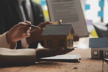 Emlakçı ve satış yöneticisi takım analiz Satılık Kiralık kira sözleşmesinin fiyatlandırma için ipotek kredi teklif ve ev sigortası ile ilgili anlaşma, Satın almak.